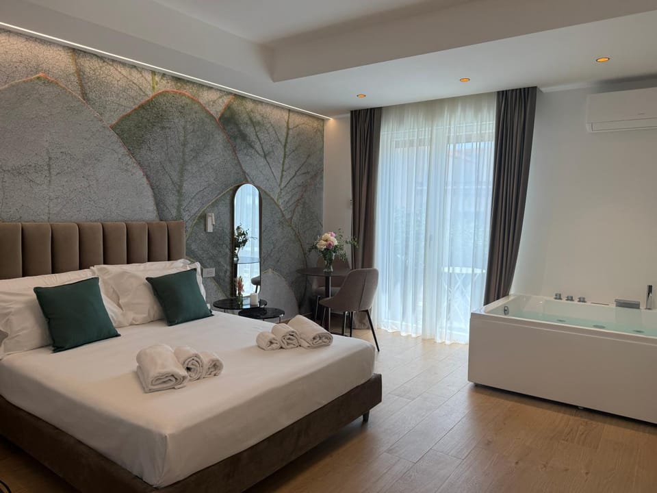 Bed, Hot Tub, Photo of the whole room, Bedroom, towels