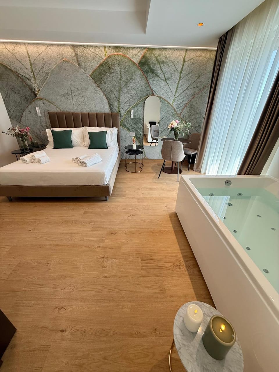 Bed, Hot Tub, Photo of the whole room, Bedroom, towels
