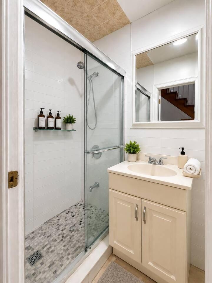 Private Room Near JSQ PATH 15 min NYC Access Vacation rental in Jersey City