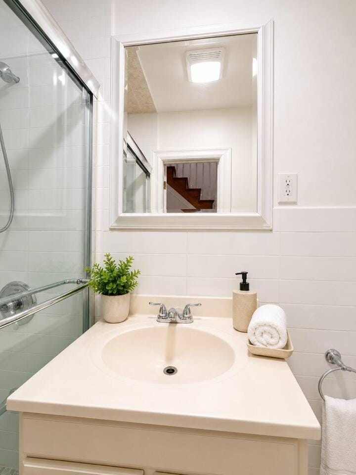 Private Room Near JSQ PATH 15 min NYC Access Vacation rental in Jersey City