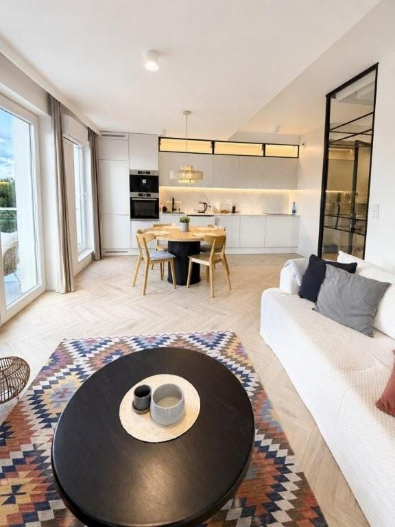 TV and multimedia, Kitchen or kitchenette, Living room, Photo of the whole room, Dining area