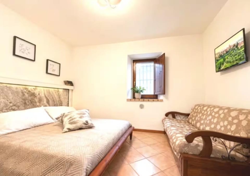 Bed, TV and multimedia, Bedroom