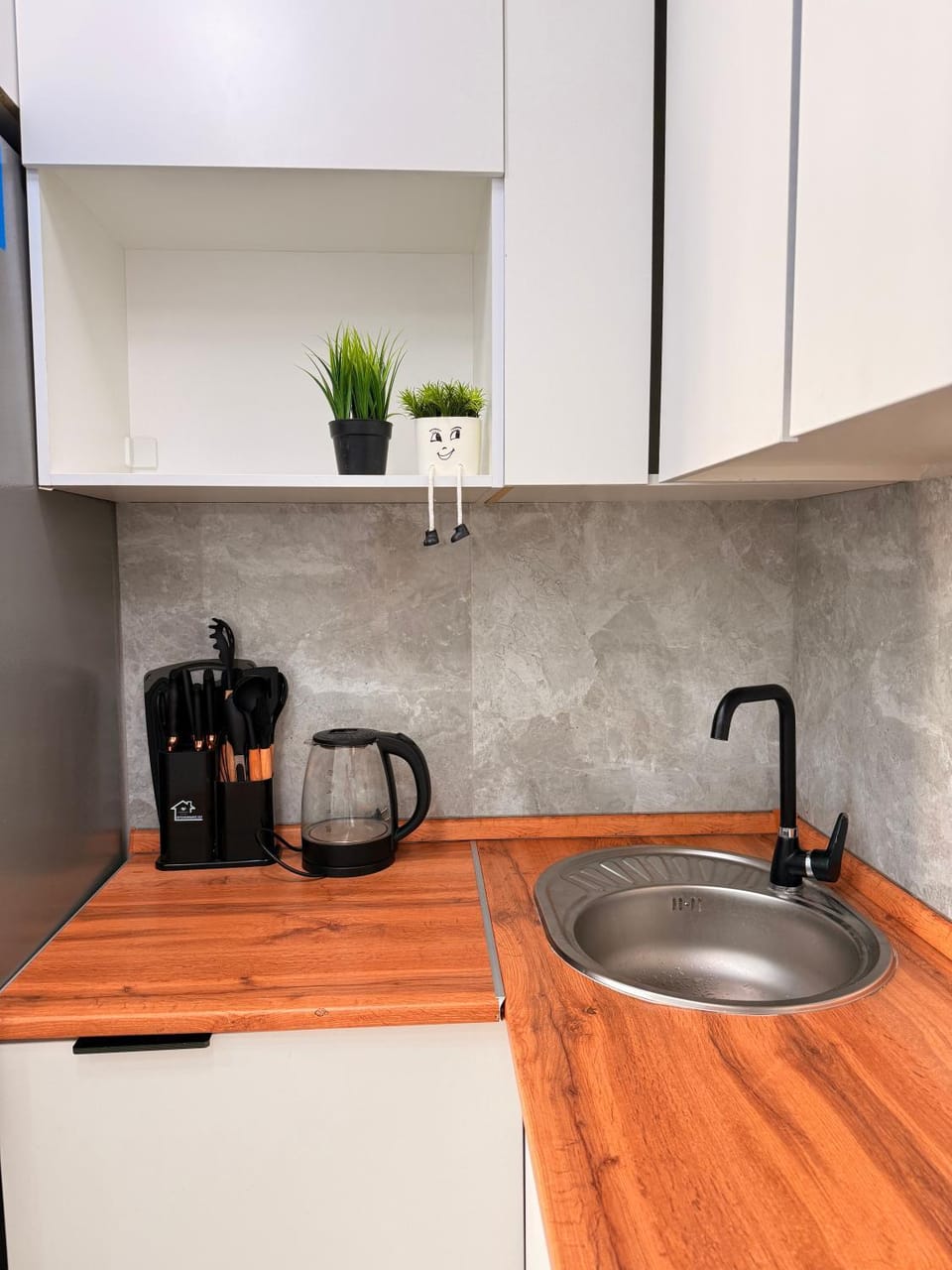 Property building, Facade/entrance, Kitchen or kitchenette, Location, flat iron, hair dryier