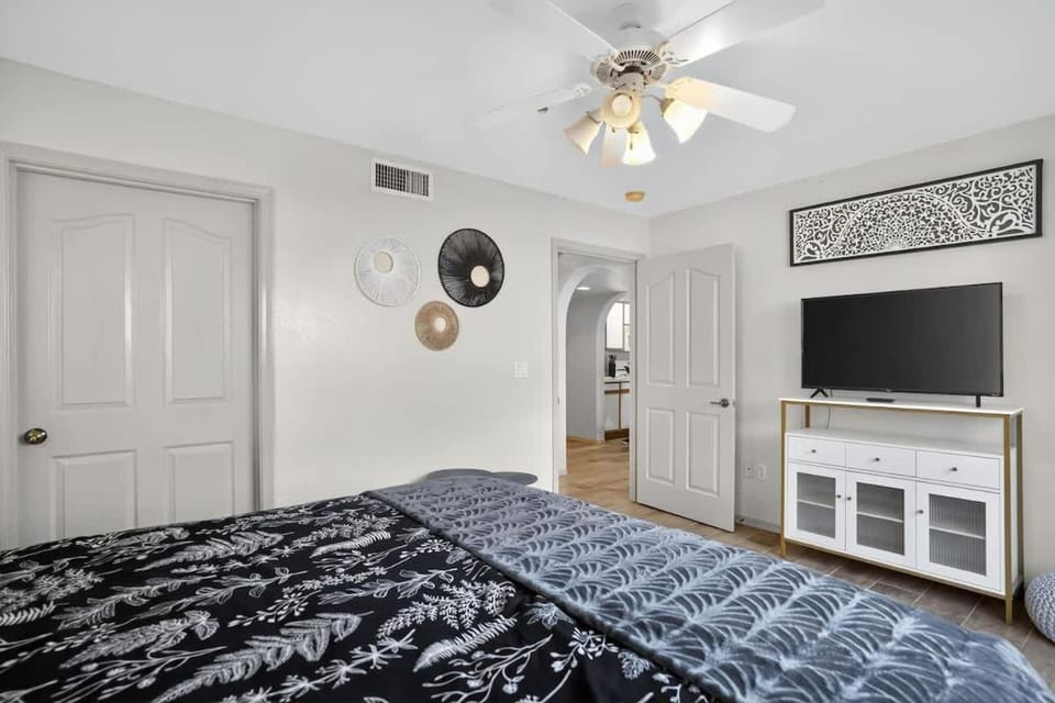 Relaxing Sedona Retreat with King Bed and Private Entrance House in Village of Oak Creek
