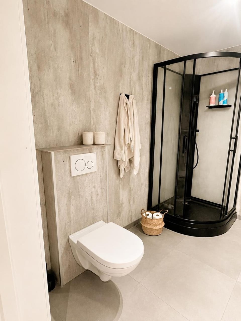 Shower, Toilet