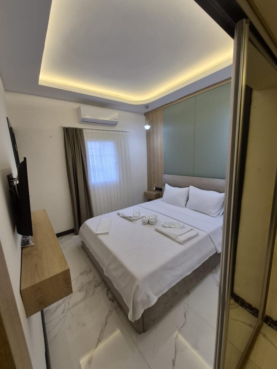 Bed, TV and multimedia, Bedroom, towels