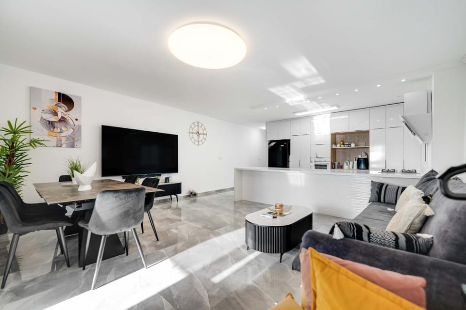 TV and multimedia, Kitchen or kitchenette, Living room, Seating area, Dining area
