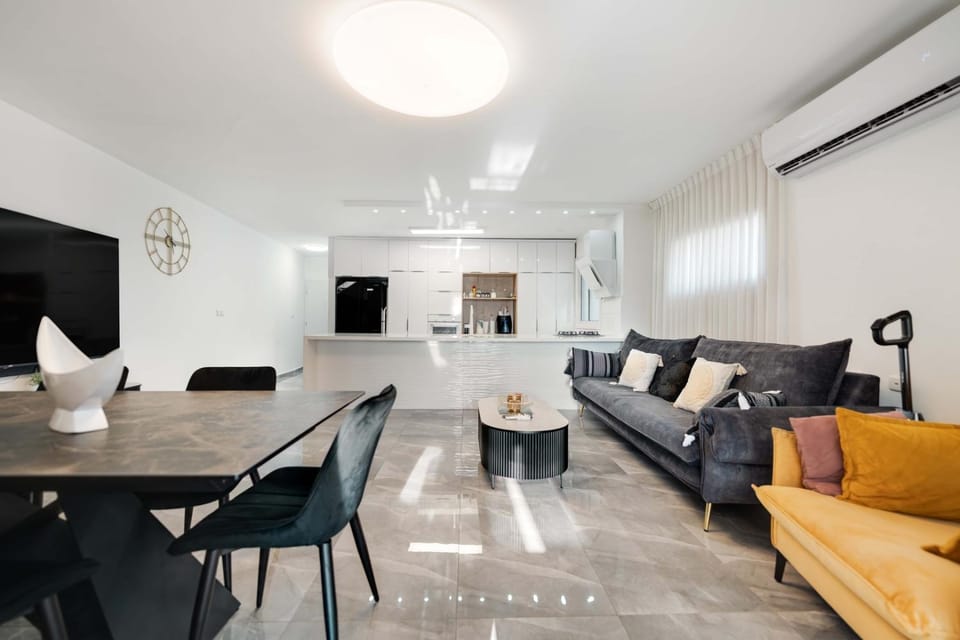 TV and multimedia, Kitchen or kitchenette, Living room, Seating area, Dining area