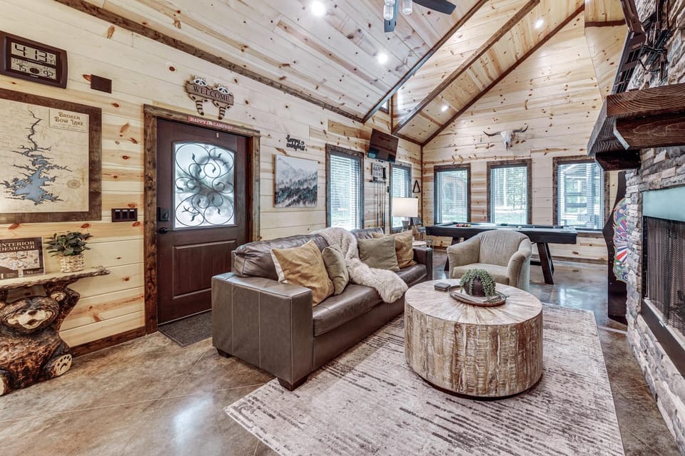 Broken Bow Cabin w/ Hot Tub! Soak, Sip & Stargaze Cabin in Broken Bow