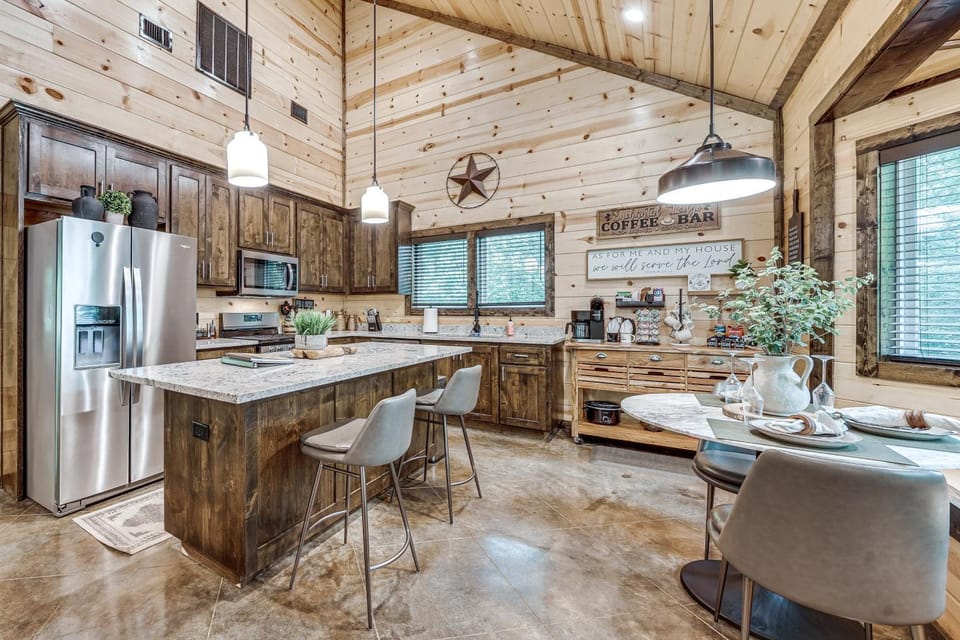 Broken Bow Cabin w/ Hot Tub! Soak, Sip & Stargaze Cabin in Broken Bow