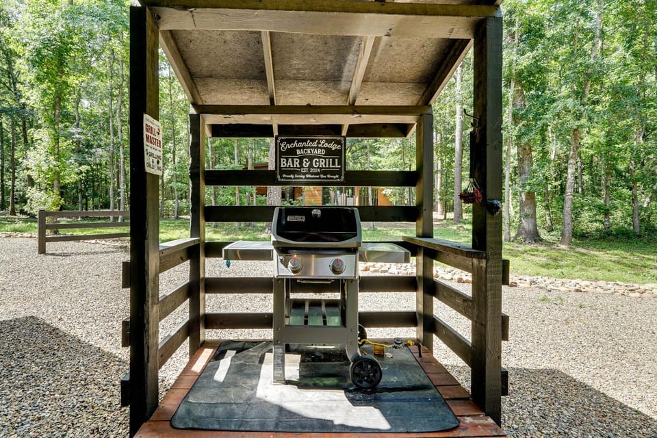 Broken Bow Cabin w/ Hot Tub! Soak, Sip & Stargaze Cabin in Broken Bow