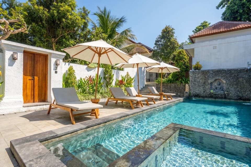 Patio, Swimming pool, sunbed