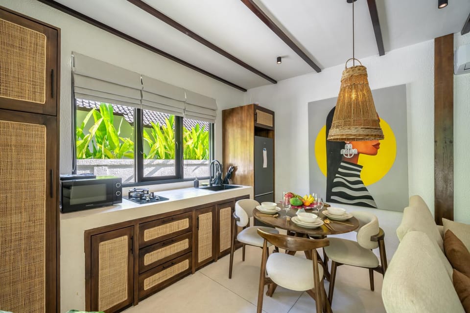 Kitchen or kitchenette, Dining area