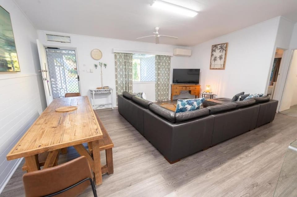 A Little Grey Shack - Sleeps 8 House in Amity Point