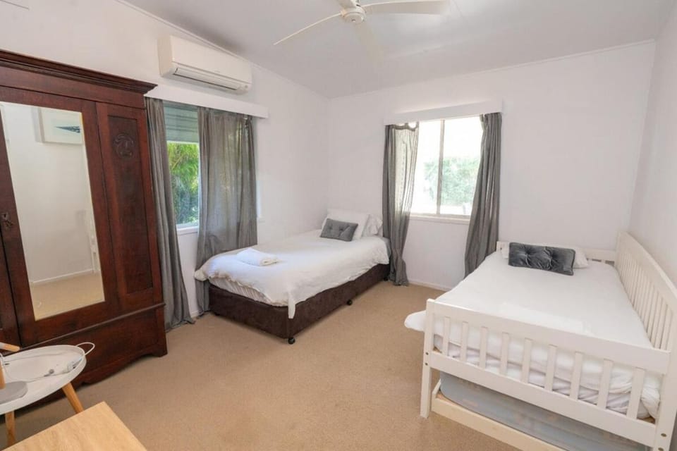A Little Grey Shack - Sleeps 8 House in Amity Point