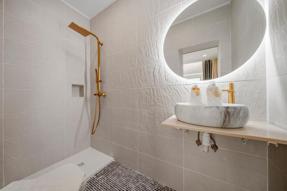 Shower, Toilet, Bathroom, Bath, towels