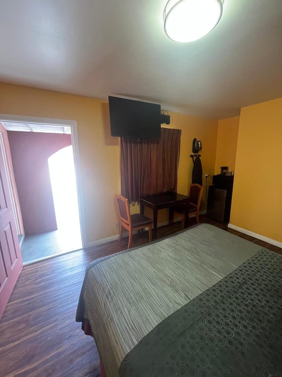 Bed, TV and multimedia, Seating area, Bedroom