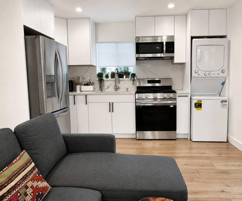 Private 1.5BR Guesthouse W/ Private Patio! Bed and Breakfast in Hidden Hills
