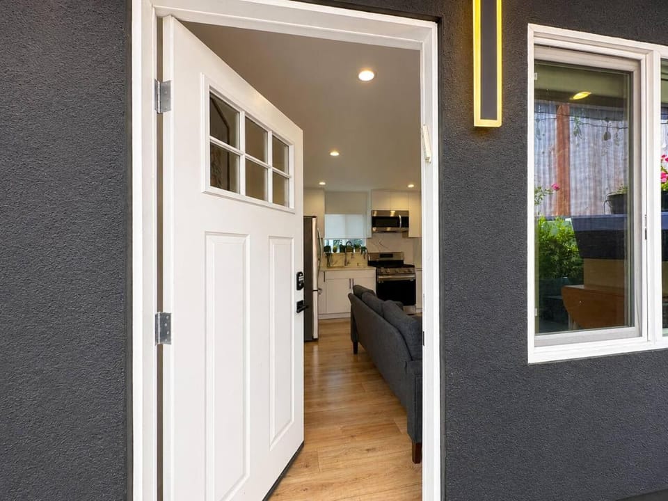 Private 1.5BR Guesthouse W/ Private Patio! Bed and Breakfast in Hidden Hills