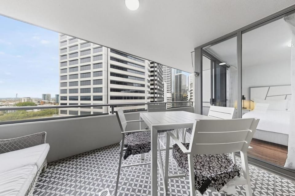2 Bedroom River View in Brisbane CBD Apartment in Kangaroo Point