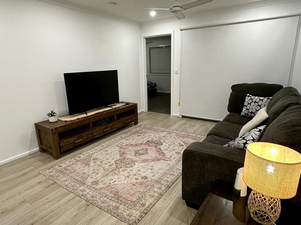TV and multimedia, Living room, Seating area, Evening entertainment