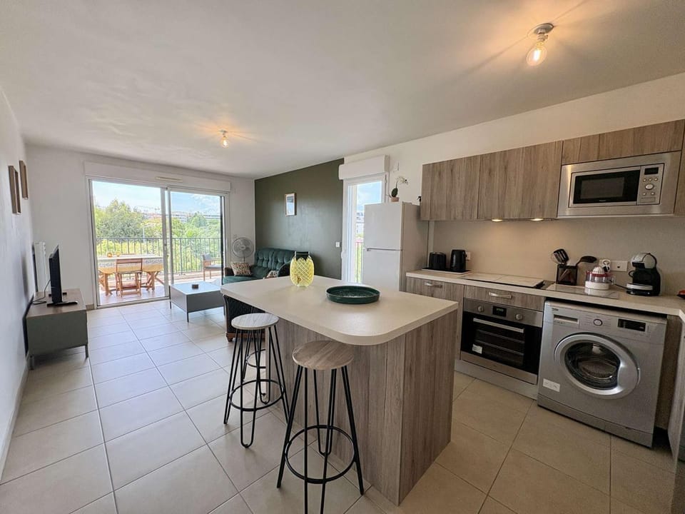 Appartement lumineux, parking - 3 pers. Apartment in Antibes