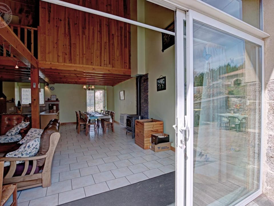 Gîte pour 12 pers., animaux admis, nature Apinac - FR-1-496-416 House in Auvergne-Rhône-Alpes