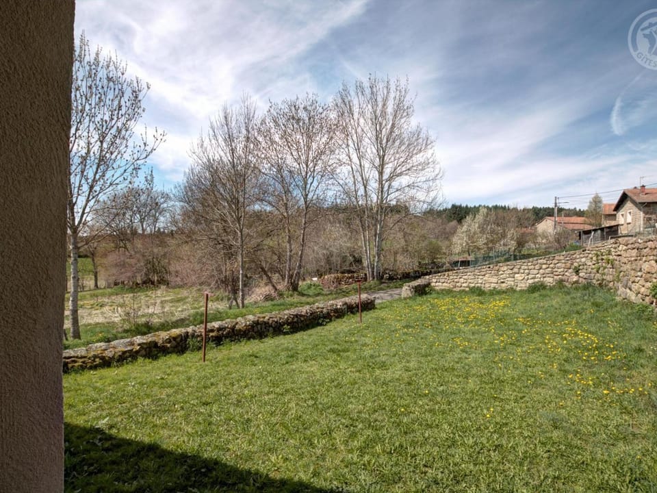 Gîte pour 12 pers., animaux admis, nature Apinac - FR-1-496-416 House in Auvergne-Rhône-Alpes