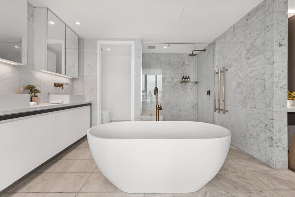 Luxe 3BR Penthouse with Rooftop Pool, Gym & Parking Apartment in Brisbane
