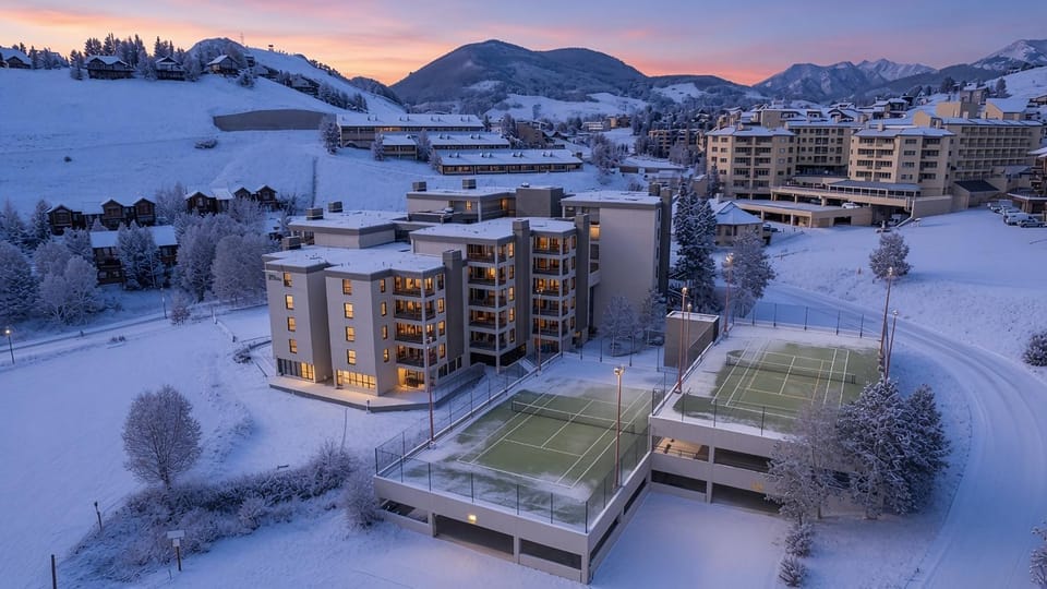 The Plaza 239 Ski-In Access & 2 Hot Tubs House in Colorado