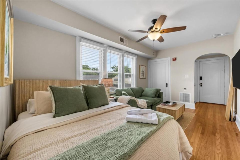 Cozy Downtown Studio Walk to Metra Apartment in Downers Grove