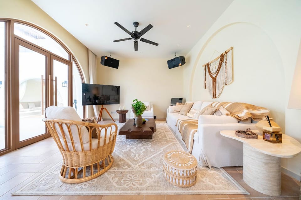 Communal lounge/ TV room, TV and multimedia, Living room, Seating area, Evening entertainment
