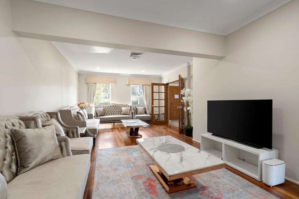 TV and multimedia, Living room, Seating area, Evening entertainment