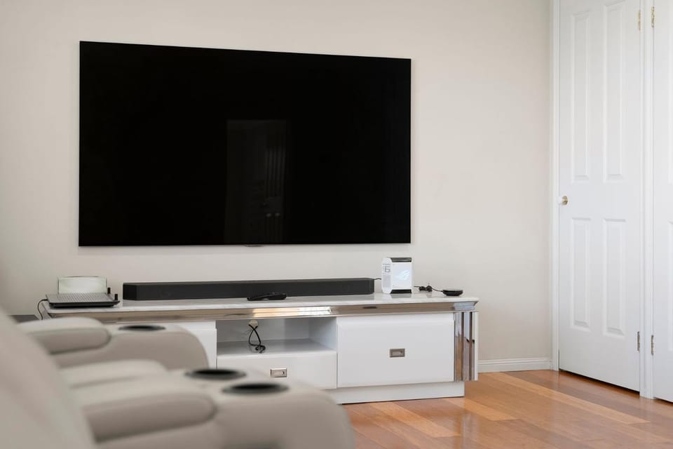 TV and multimedia, Living room, Seating area, Evening entertainment