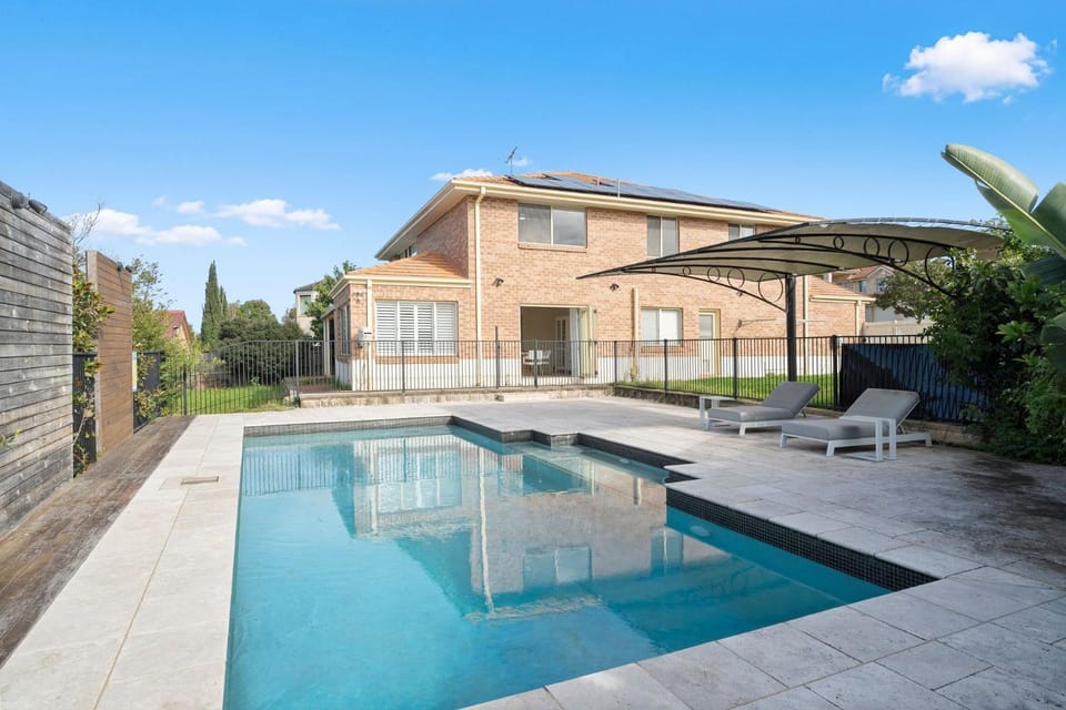 Property building, Patio, Day, Pool view, Swimming pool, sunbed
