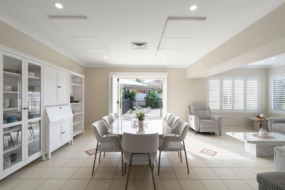 Kitchen or kitchenette, Living room, Seating area, Dining area, oven