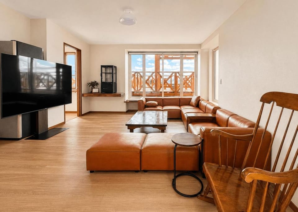 Communal lounge/ TV room, Living room, Dining area