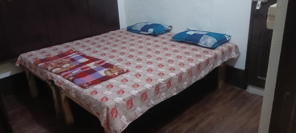 Pandit Rambabu Gautam Ji Dharmshala तीर्थपुरोहित श्री धाम वृन्दावन l 3 minute walking to Bankey Bihari Temple l AC and Non AC room Available Vacation rental in Uttar Pradesh