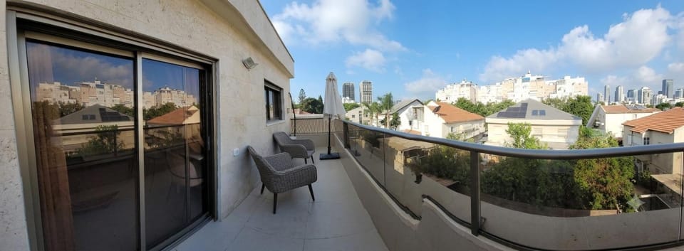Three Independent Beach Suites Apartment in Netanya