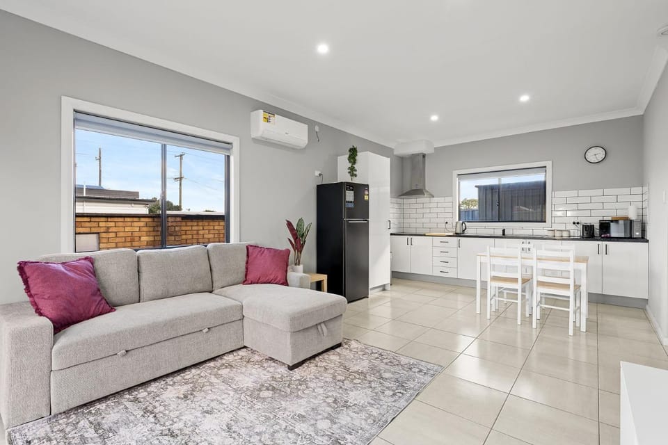 Kitchen or kitchenette, Living room, Seating area, Dining area, oven, stove