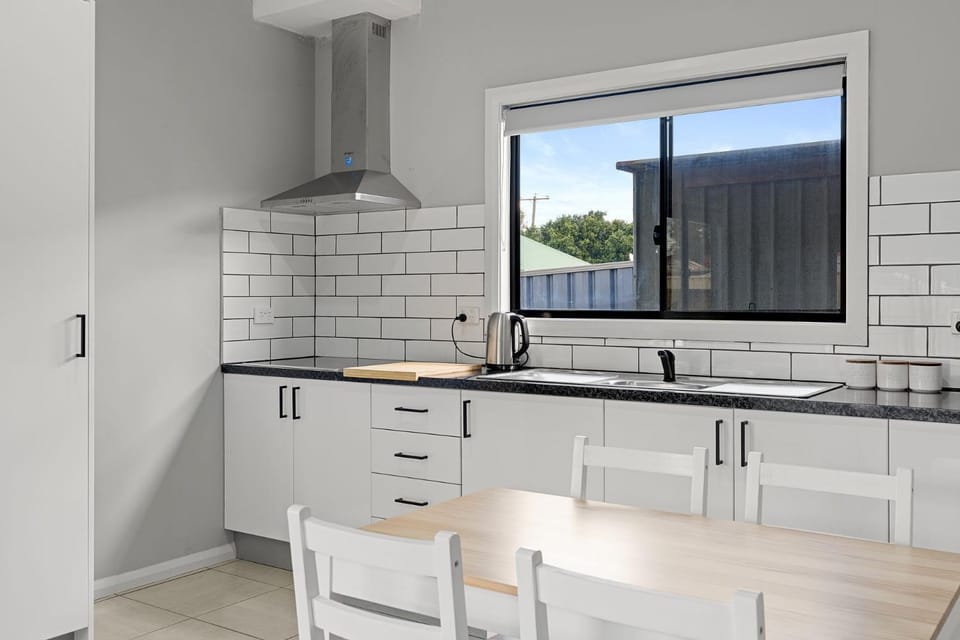 Kitchen or kitchenette, Dining area, dishwasher, stove