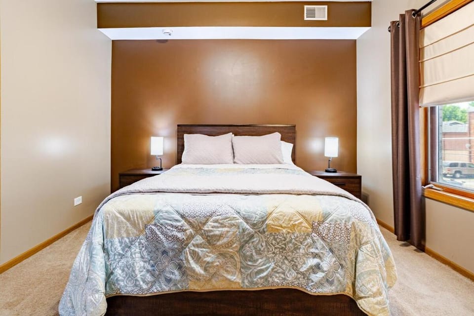 Spacious Condo Apartment in Chicago Ridge