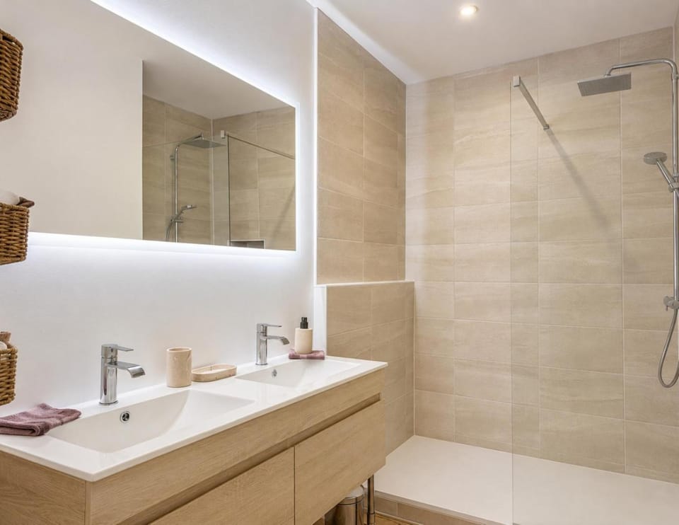 Shower, Bathroom, towels