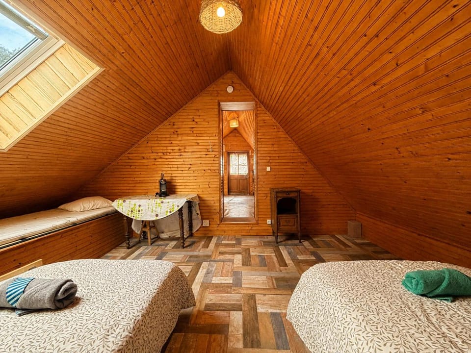 Photo of the whole room, Bedroom