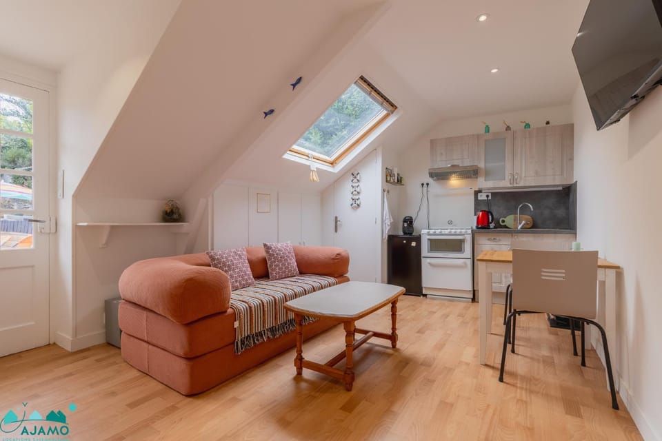Studio avec chambre et grande terrasse à Erquy | 2 personnes | Réf 663 Apartment in Brittany