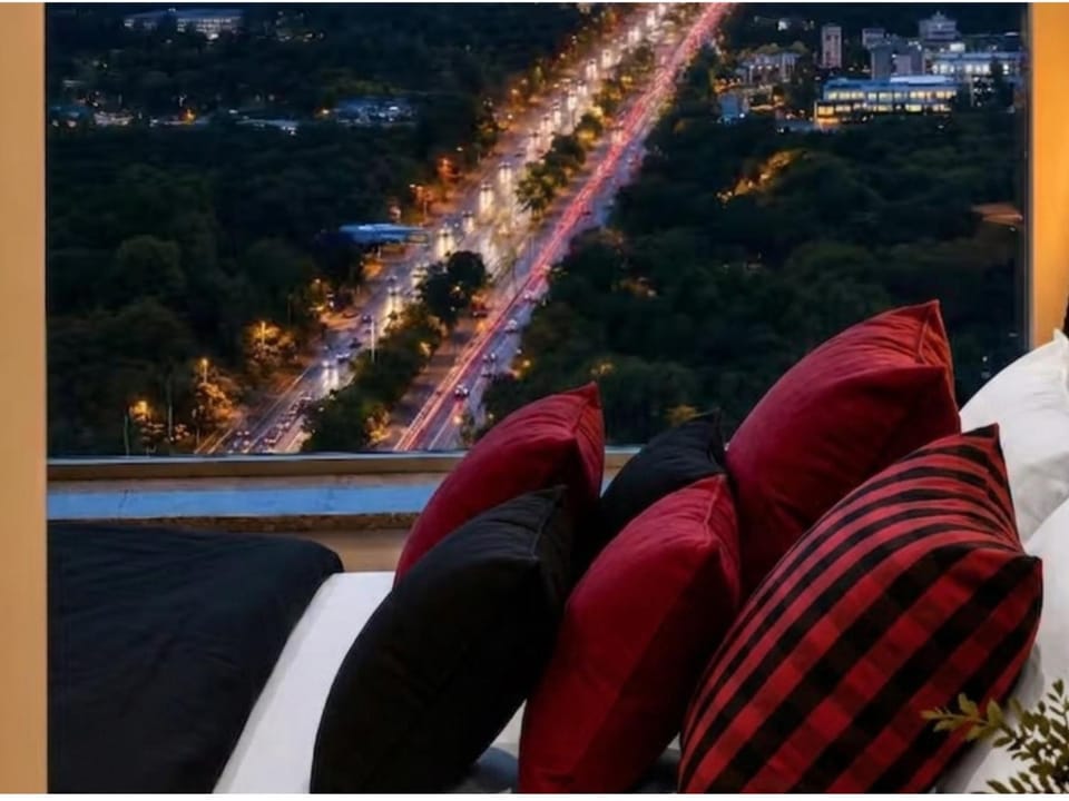 Communal lounge/ TV room, Night, People, Natural landscape, Bird's eye view, View (from property/room), Balcony/Terrace, Living room, Seating area, Evening entertainment, City view, group of guests