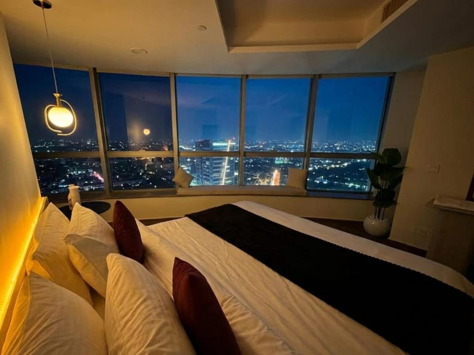 Bed, Night, View (from property/room), Balcony/Terrace, Living room, Photo of the whole room, Seating area, Bedroom, City view