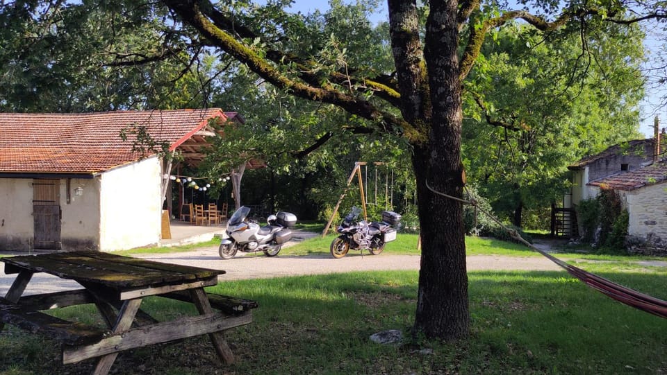 Gîtes, chambres & Camping à la '' Ferme de la Servie '' Campground/ 
RV Resort in Occitanie