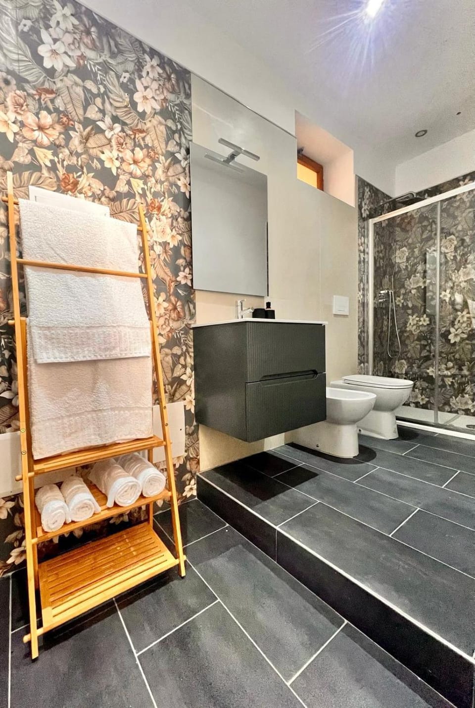 Shower, Toilet, Bathroom, bidet, towels