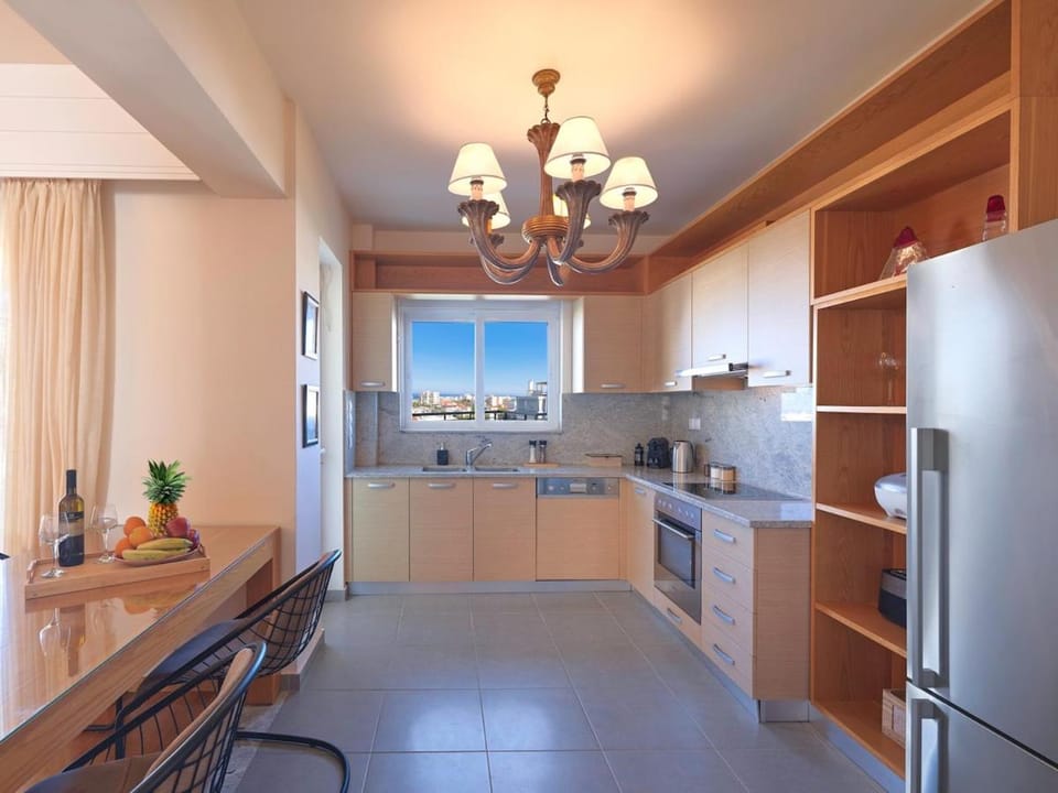 Spacious Classic Sea-View Home near Rafina Port Apartment in Decentralized Administration of Attica